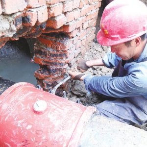 安徽阜陽(yáng)：不畏烈日，他們走遍大街小巷