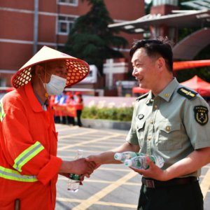 助力高考，阜城環(huán)衛(wèi)工人在行動