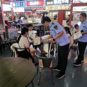潁上縣市場監(jiān)督管理局開展“餐餐光盤 拒絕‘?！纭蔽拿鞑妥佬麄骰顒? class=